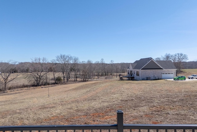 view of yard featuring a rural view