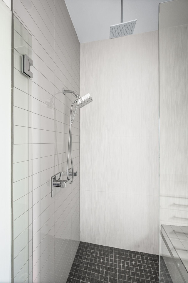 bathroom featuring a tile shower