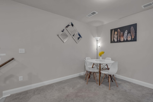 dining area featuring carpet flooring, visible vents, and baseboards