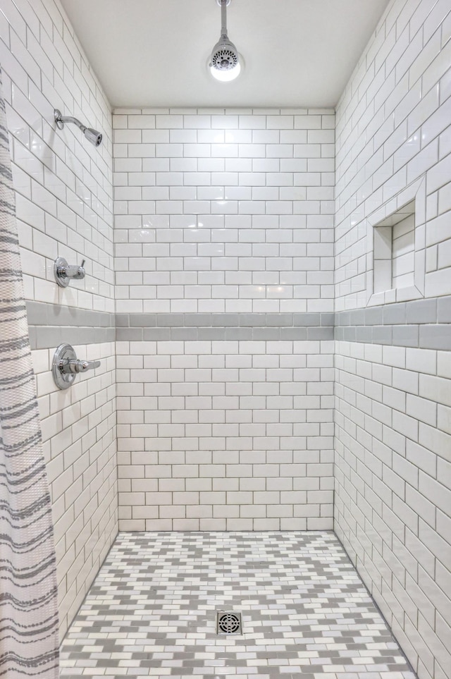 bathroom featuring a tile shower