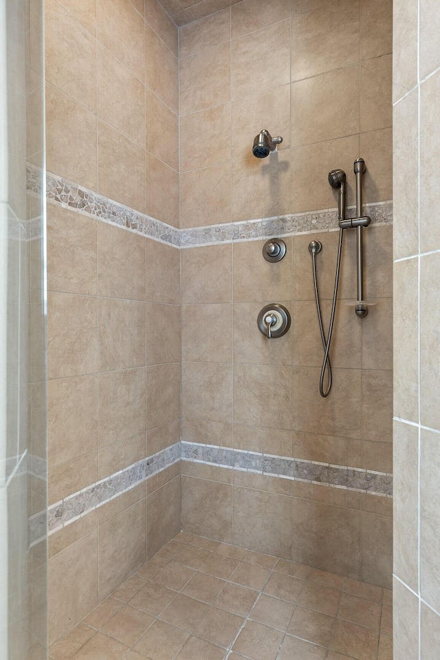 bathroom featuring a tile shower