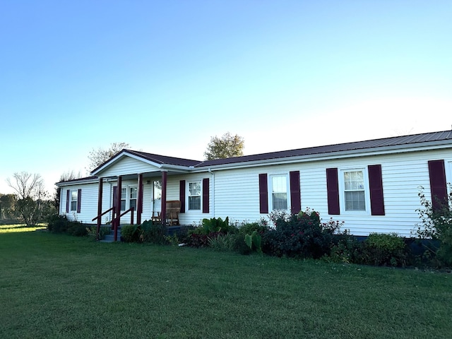 view of front facade featuring a front yard and covered porch