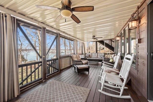 sunroom with ceiling fan