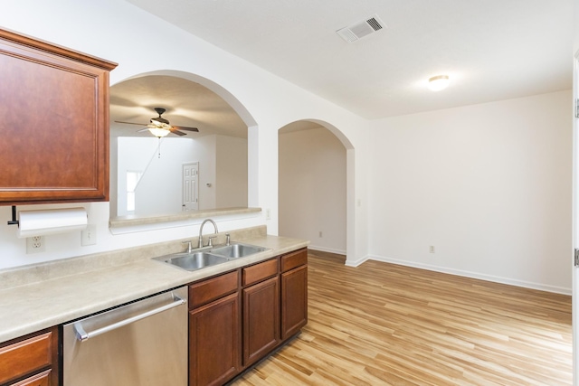 kitchen featuring ceiling fan, a sink, visible vents, light wood-style floors, and stainless steel dishwasher