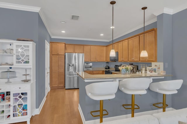 kitchen featuring electric range, visible vents, light wood-style flooring, a peninsula, and stainless steel refrigerator with ice dispenser