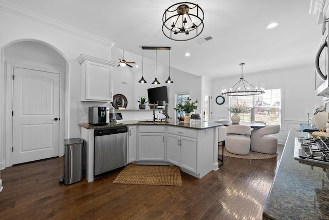 kitchen featuring visible vents, dark wood-style flooring, a peninsula, stainless steel appliances, and white cabinetry