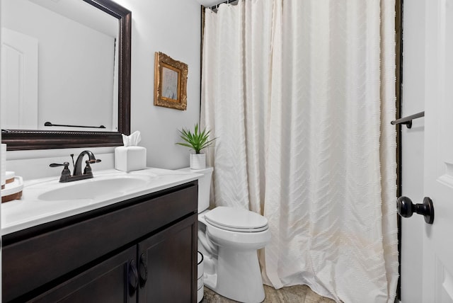 full bath featuring a shower with shower curtain, vanity, and toilet