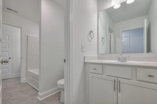 bathroom with a tub to relax in, visible vents, toilet, vanity, and baseboards