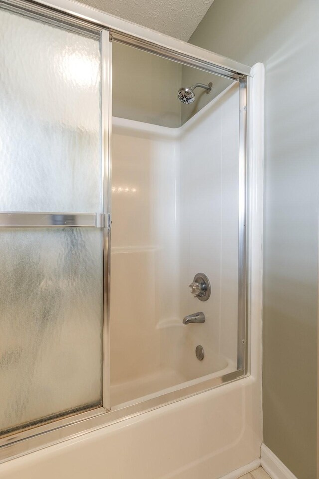 full bathroom with enclosed tub / shower combo