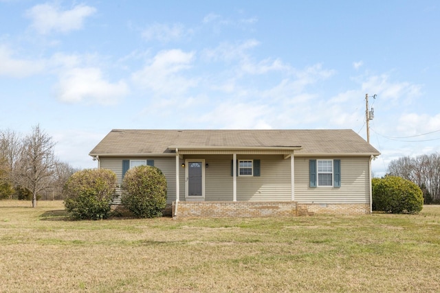 view of front of property featuring crawl space and a front lawn