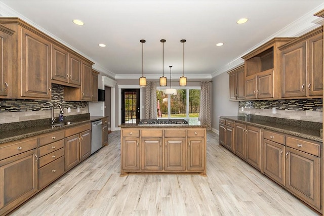 kitchen with stainless steel appliances, light wood-style floors, a center island, and crown molding