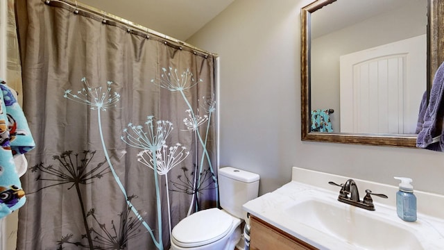 full bath featuring toilet, curtained shower, and vanity