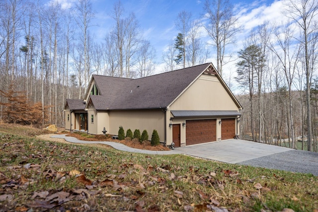 view of front facade with a garage and concrete driveway