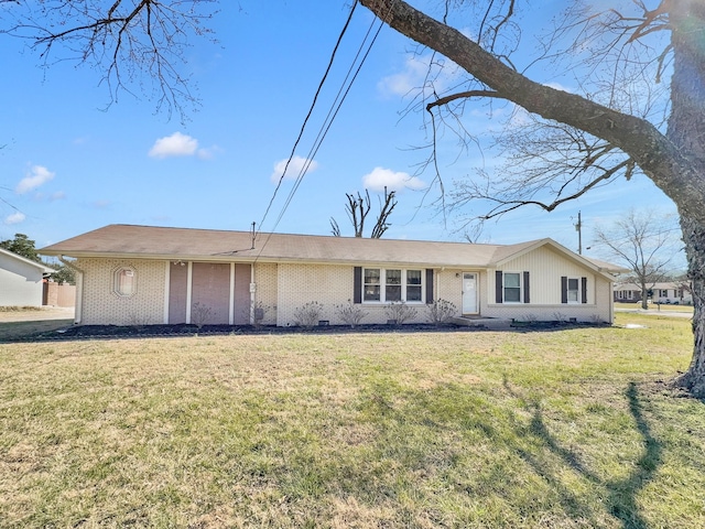 view of front of property featuring brick siding and a front lawn