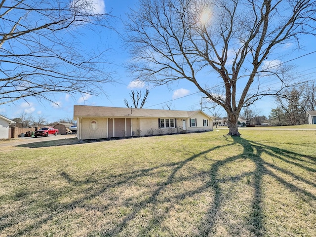 view of front of home featuring brick siding and a front yard