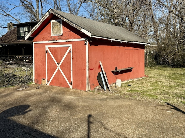 view of barn featuring a yard