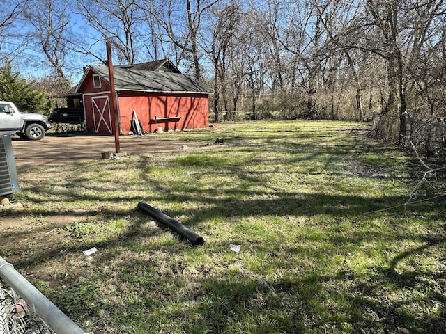 view of yard featuring an outdoor structure and a barn