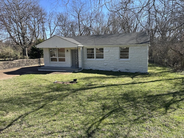 view of front of house featuring a front yard and fence