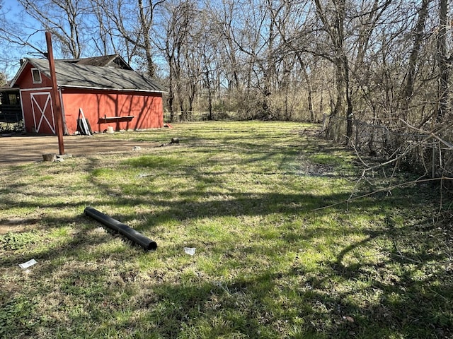 view of yard featuring an outbuilding and a barn