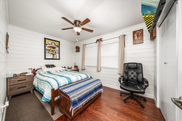 bedroom featuring a ceiling fan, crown molding, and wood finished floors