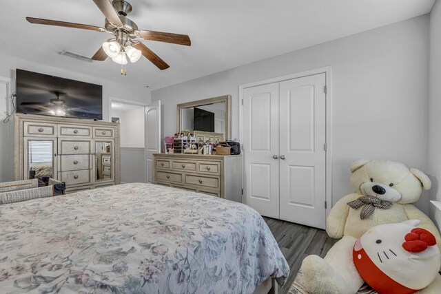 820 Lower Park Pl, Antioch, TN 37013 - bedroom with a closet, visible vents, ceiling fan, and wood finished floors