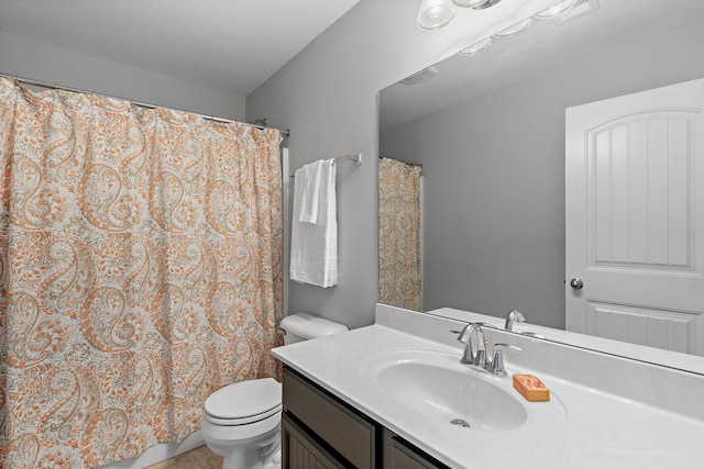 full bathroom with a shower with shower curtain, vanity, and toilet