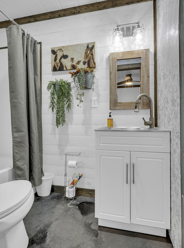 full bathroom featuring toilet, concrete flooring, a shower with shower curtain, and vanity