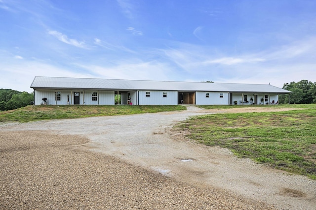 view of front facade with driveway