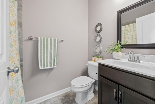 bathroom featuring a shower with shower curtain, vanity, toilet, and baseboards