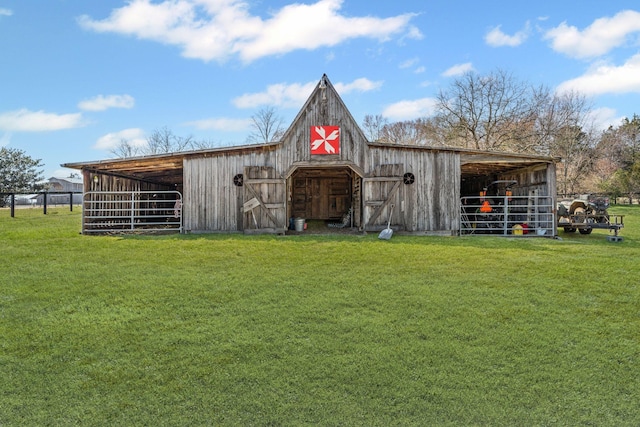 view of barn featuring a yard