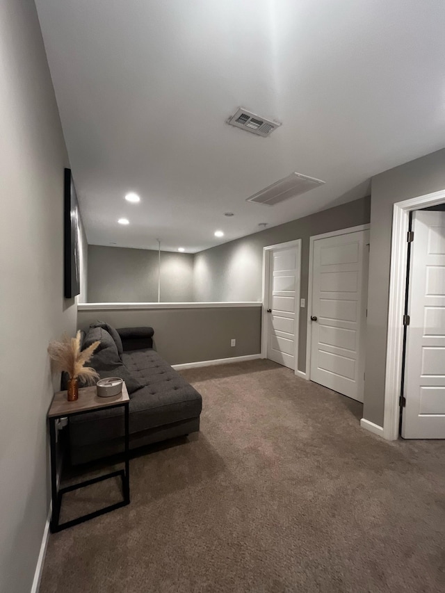 living area with carpet floors, baseboards, visible vents, and recessed lighting