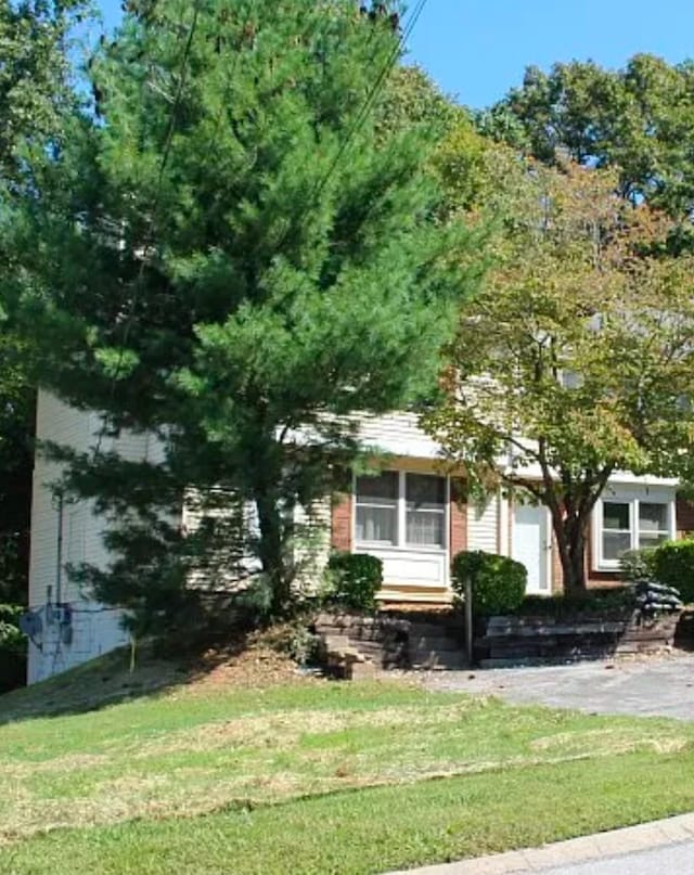 view of front facade featuring a front lawn