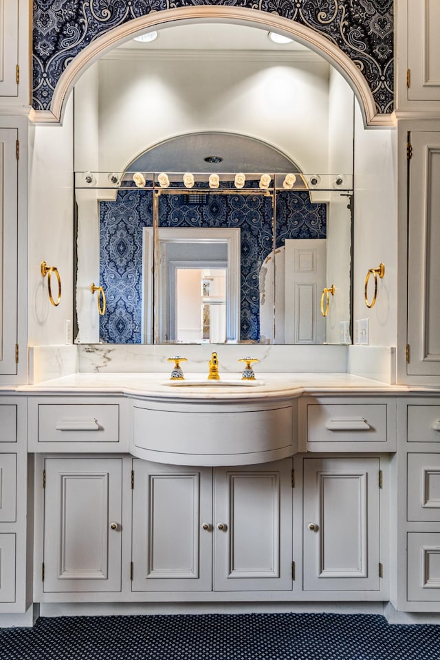 full bath with vanity and wallpapered walls