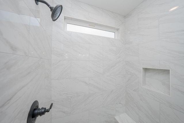 room details featuring a tile shower