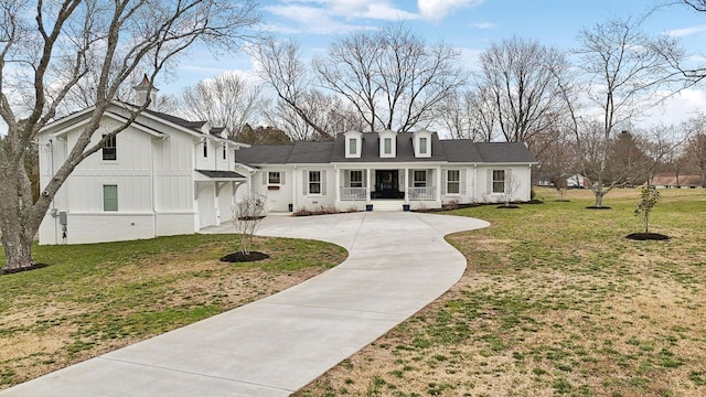 view of front of property featuring driveway and a front yard