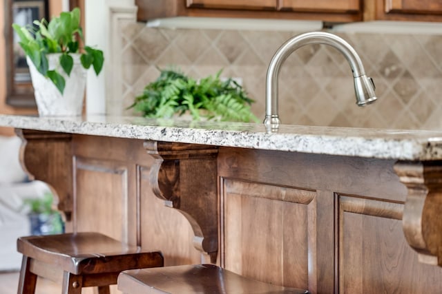 139 Thornwood Pl, Hendersonville, TN 37075 - detailed view of light stone counters and decorative backsplash
