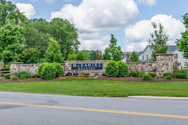 community sign featuring a yard