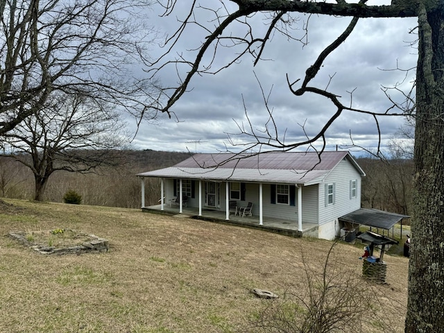 view of front of home featuring a front yard