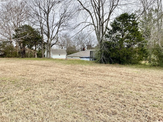 view of yard with an outbuilding