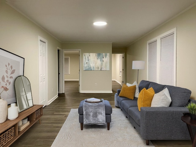 living area featuring crown molding, baseboards, and wood finished floors