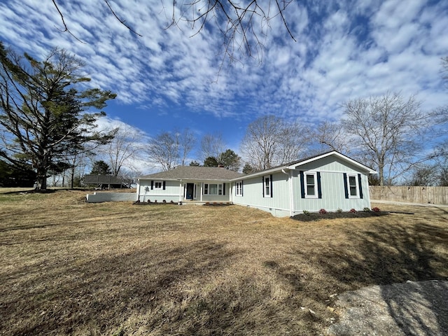 view of front facade with fence and a front yard