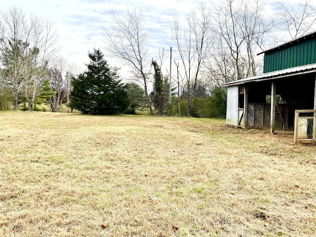 view of yard with an outbuilding