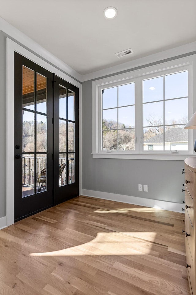 entryway featuring baseboards, visible vents, wood finished floors, and recessed lighting