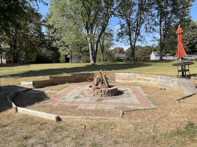 view of yard featuring a fire pit