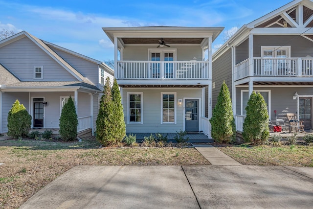 view of front of property featuring ceiling fan, a front lawn, and covered porch