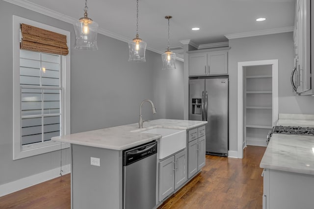 kitchen with stainless steel appliances, a sink, ornamental molding, and dark wood-style floors