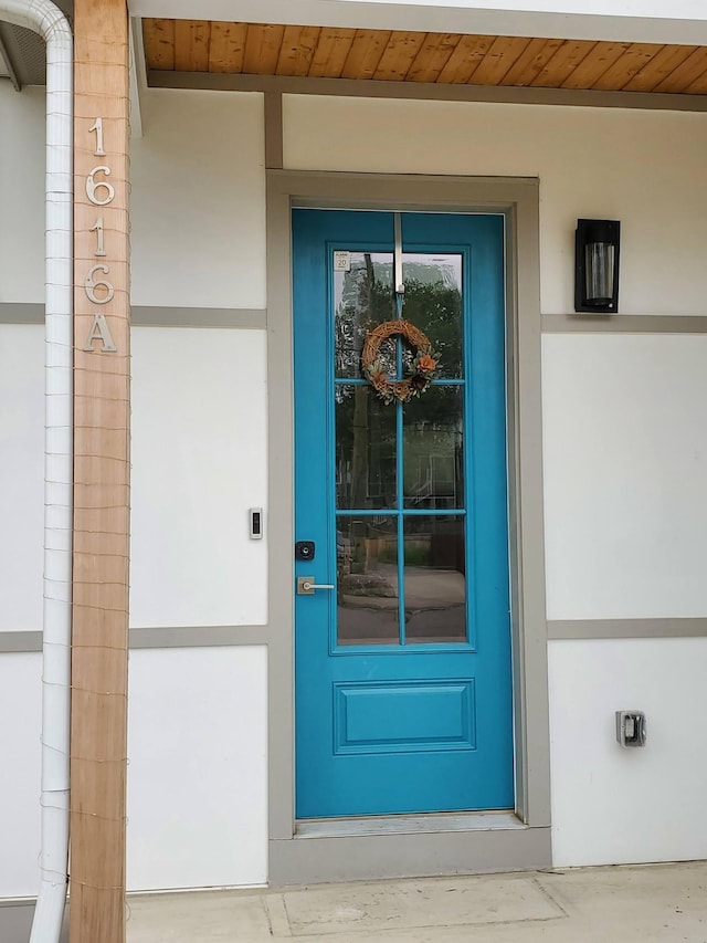 property entrance featuring stucco siding