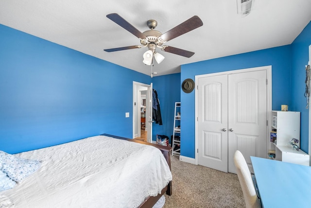 bedroom featuring light carpet, visible vents, a ceiling fan, baseboards, and a closet