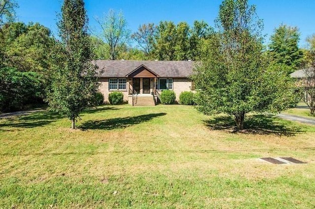 ranch-style house featuring a front yard