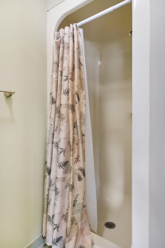 full bath featuring a shower with curtain